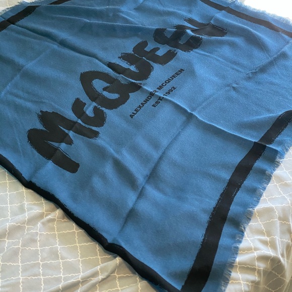 ALEXANDER MCQUEEN 100% Wool Blue Graffiti Scarf - Picture 8 of 11